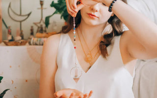 Guia Completo do Pêndulo: Radiestesia, Uso e Escolha do Cristal Ideal