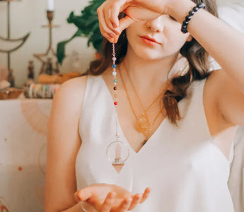 Guia Completo do Pêndulo: Radiestesia, Uso e Escolha do Cristal Ideal