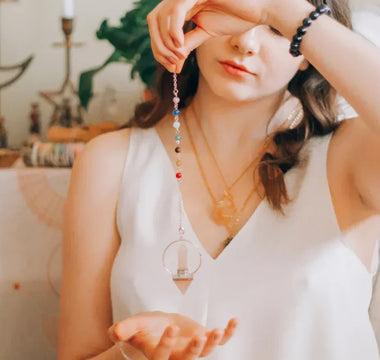 Guia Completo do Pêndulo: Radiestesia, Uso e Escolha do Cristal Ideal